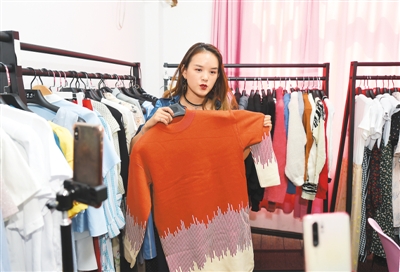 According to incomplete statistics, there are currently more than 6,000 "online celebrity Live" practitioners in Yiwu, Zhejiang, involving more than 3,000 market operators. The picture shows that in a clothing store in Beixiazhu Village, Yiwu City, anchor online celebrity is broadcasting live. Photo by Gong Xianming (People's Vision)